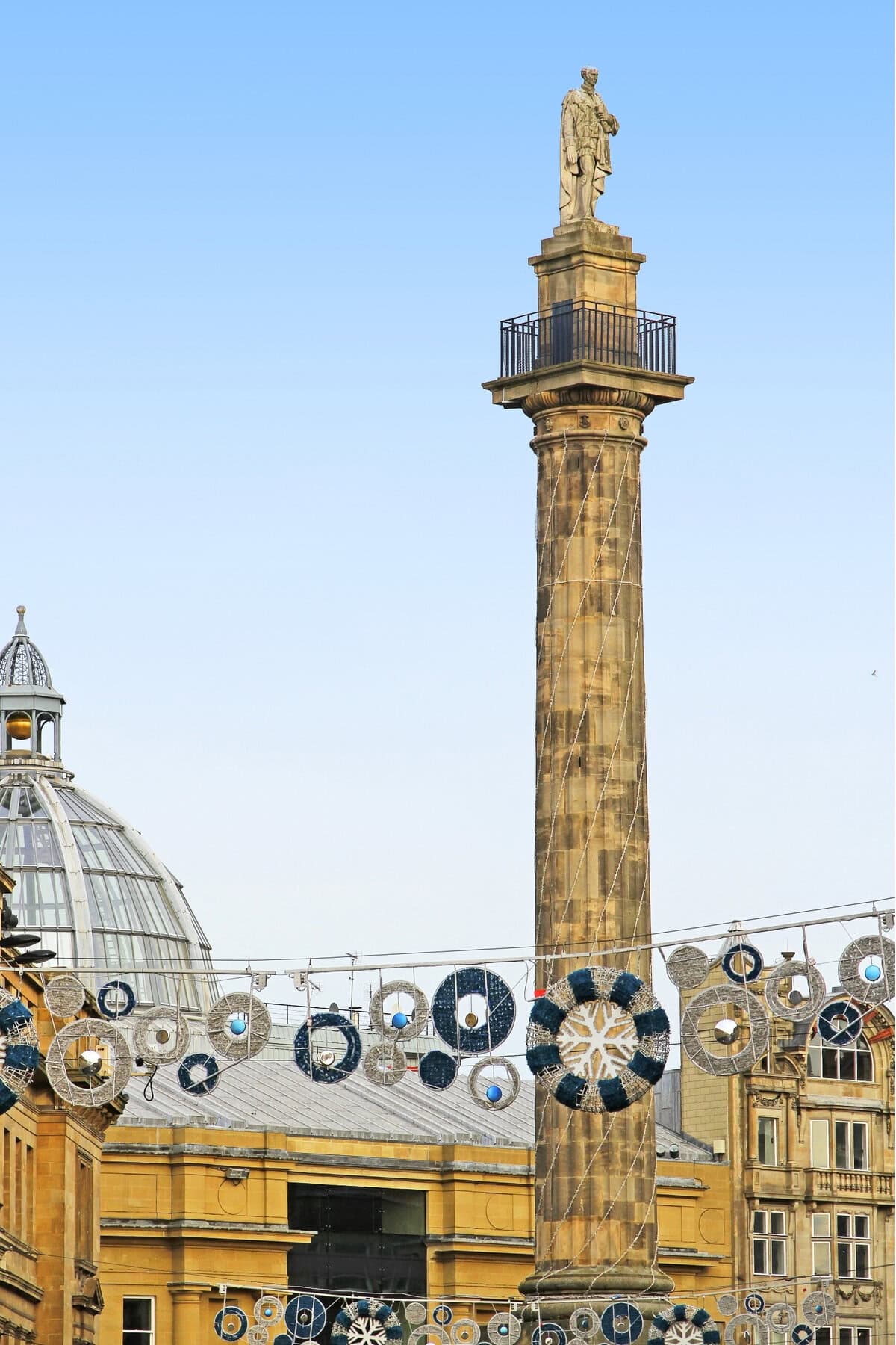 Grey S Monument Behind, Newcastle Upon Tyne