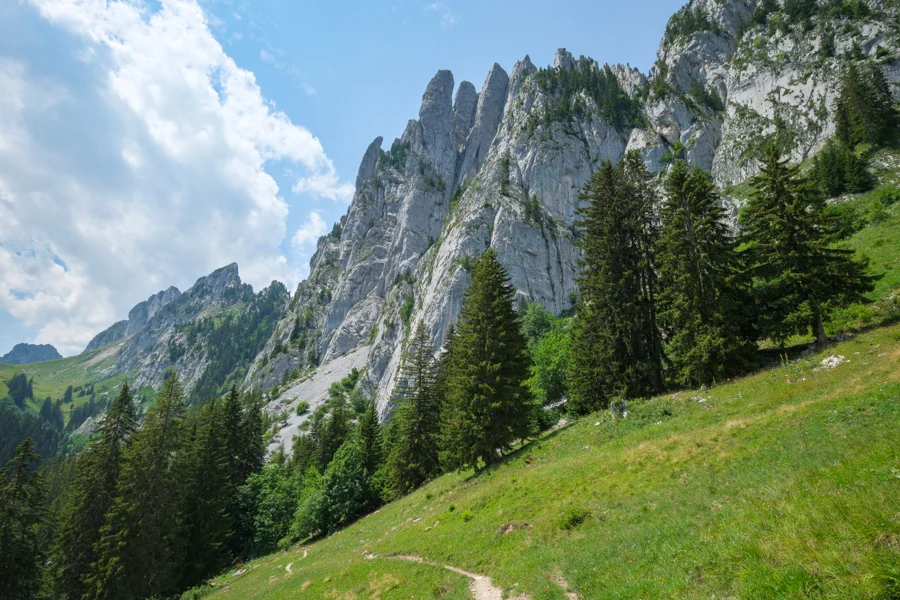 Trail beside jagged mountains at Gastlosen