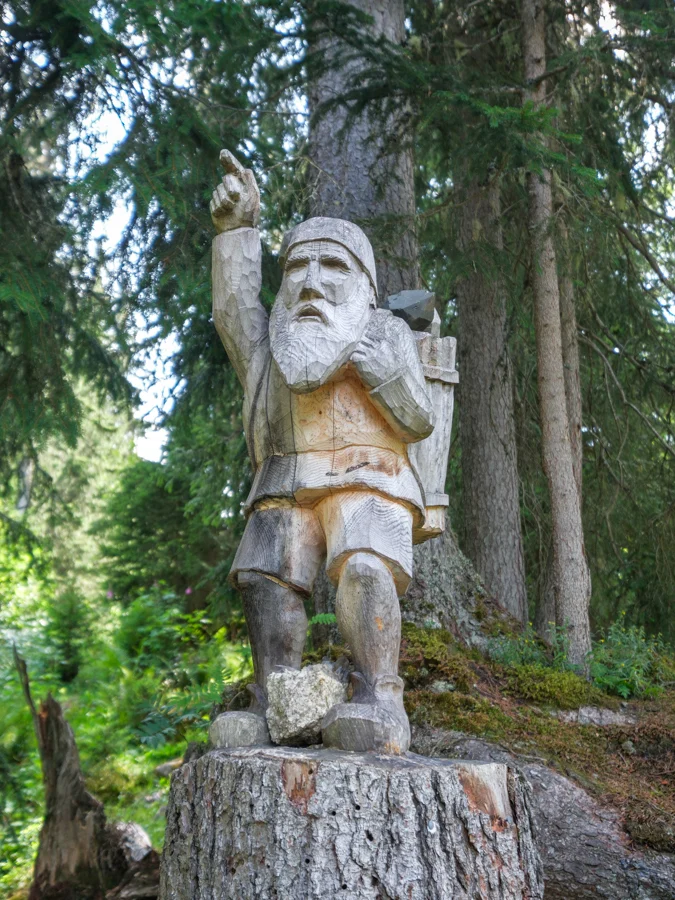 Wood carving sculpture on the Hinterburgsee trail